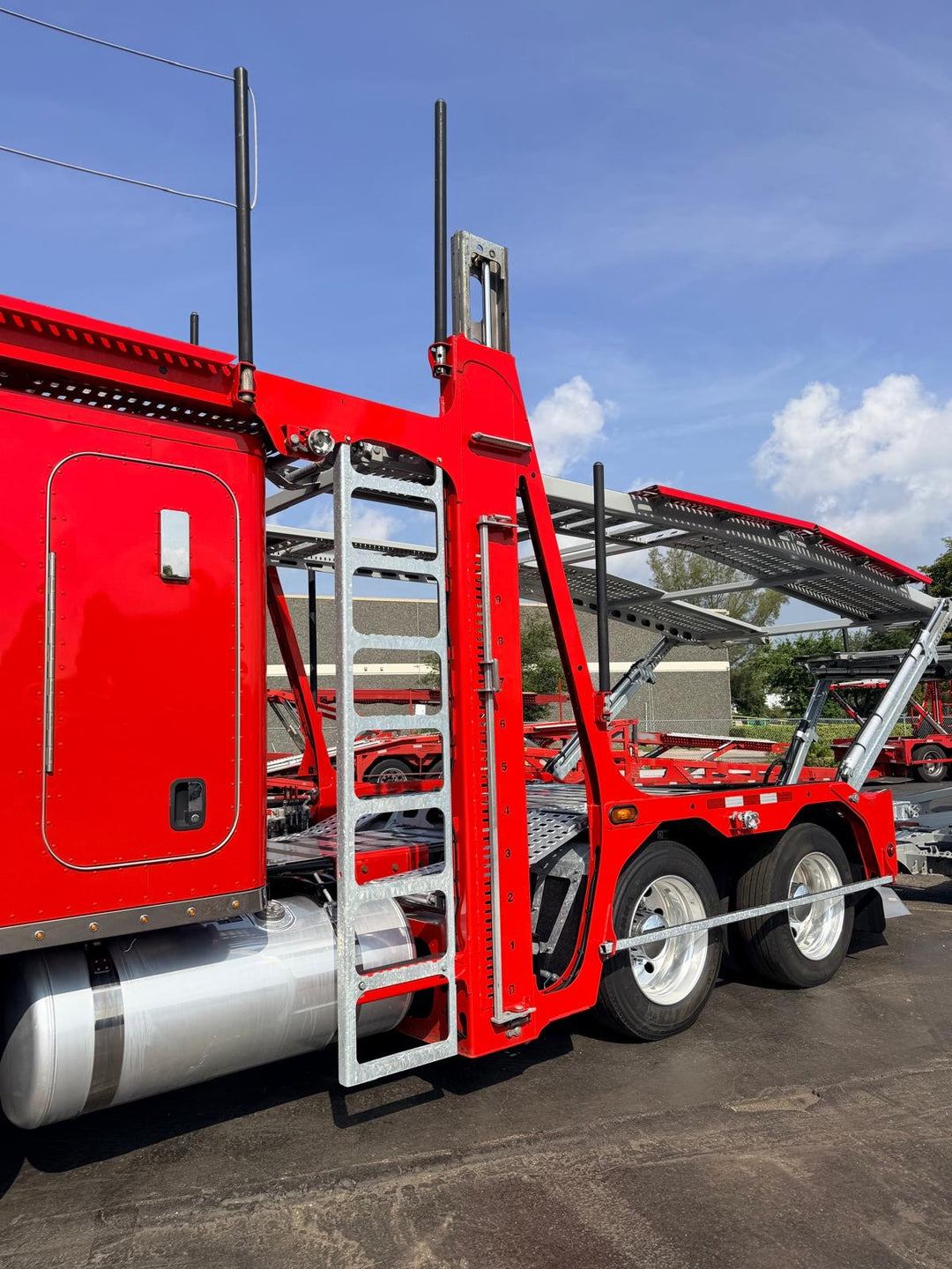 2024 Peterbilt 389 w/a 2023 Lohr G20