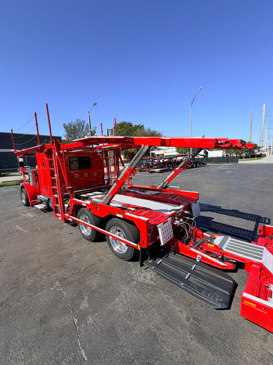 2022 Peterbilt 389 w/a 2020 Cottrell LSFA 80’