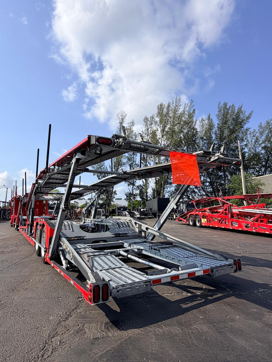 2024 Peterbilt 389 w/a 2023 Lohr G20