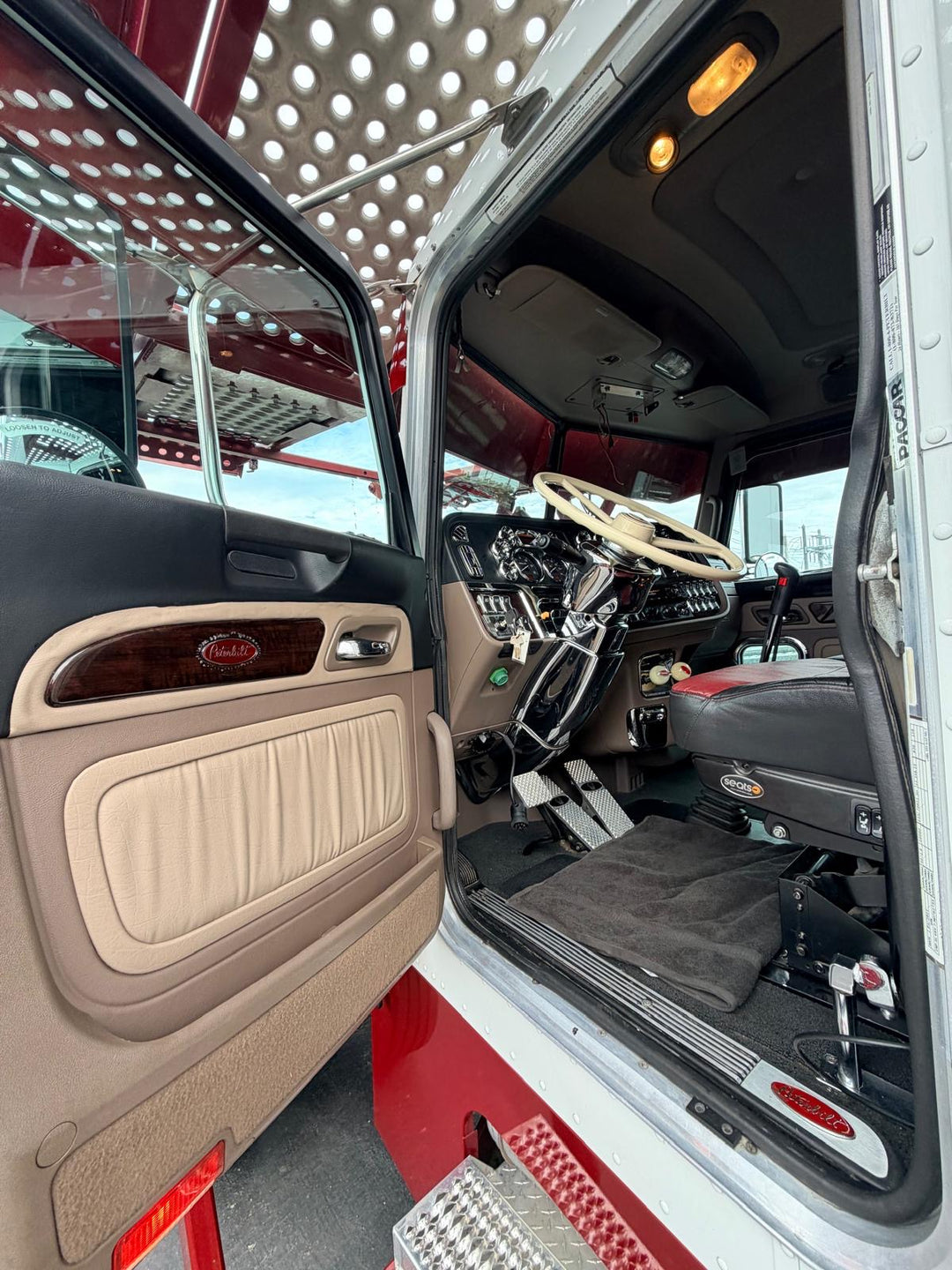 2022 Peterbilt 389 w/a 2022 Cottrell CX09 LSFA
