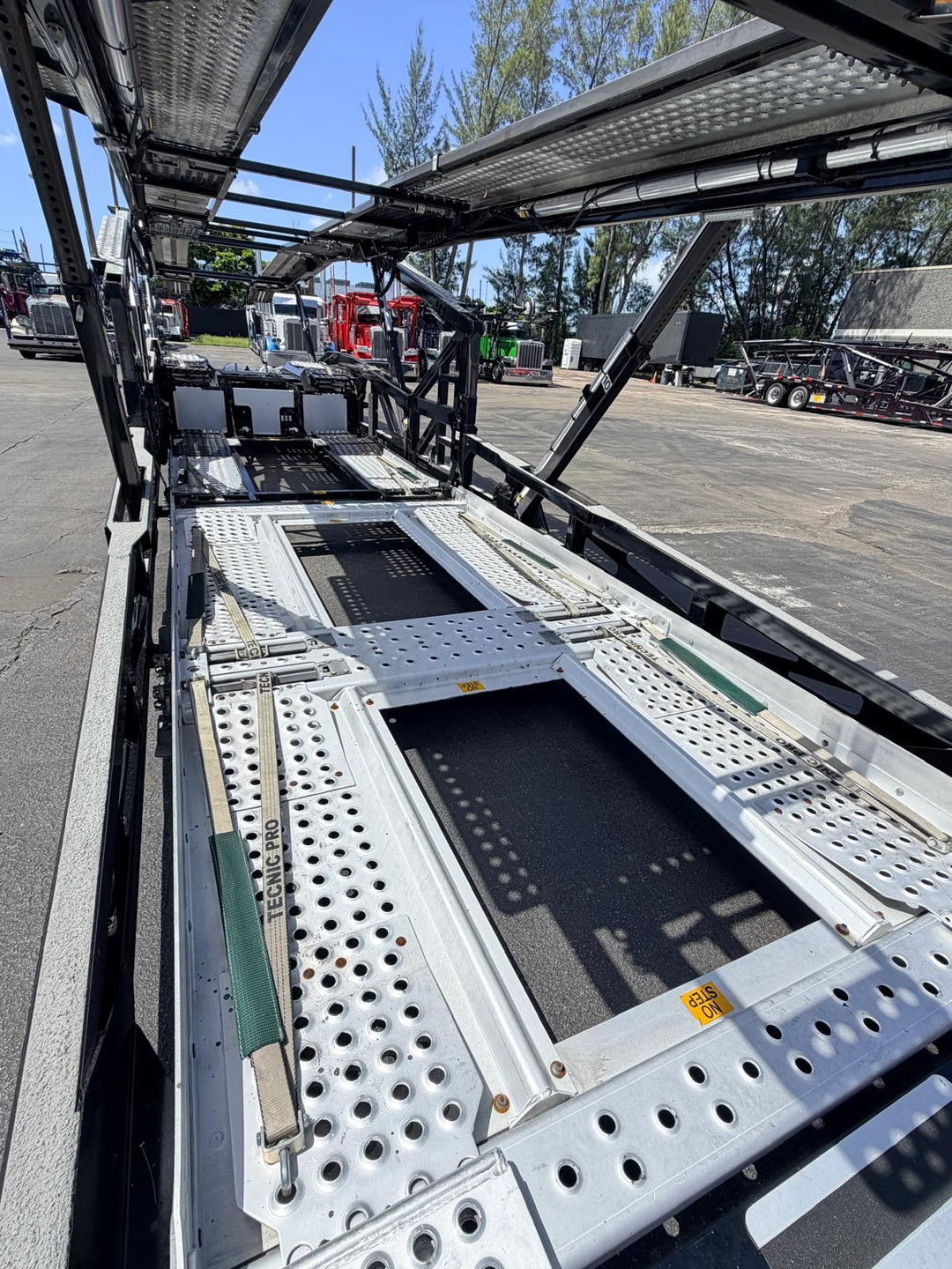 2024 Peterbilt 389 w/a 2024 Cottrell CX09 LSFA 80”