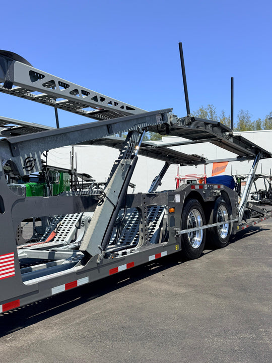 2024 Peterbilt 389 w/a 2023 Lohr G20