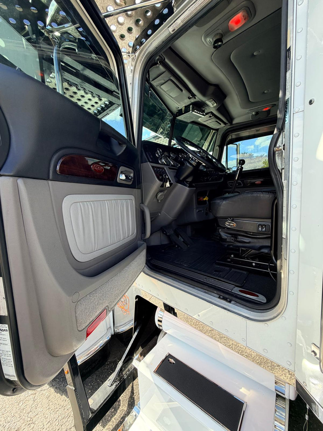 2021 Peterbilt 389 (ChopTop) w/a 2023 Cottrell LSFA 80”