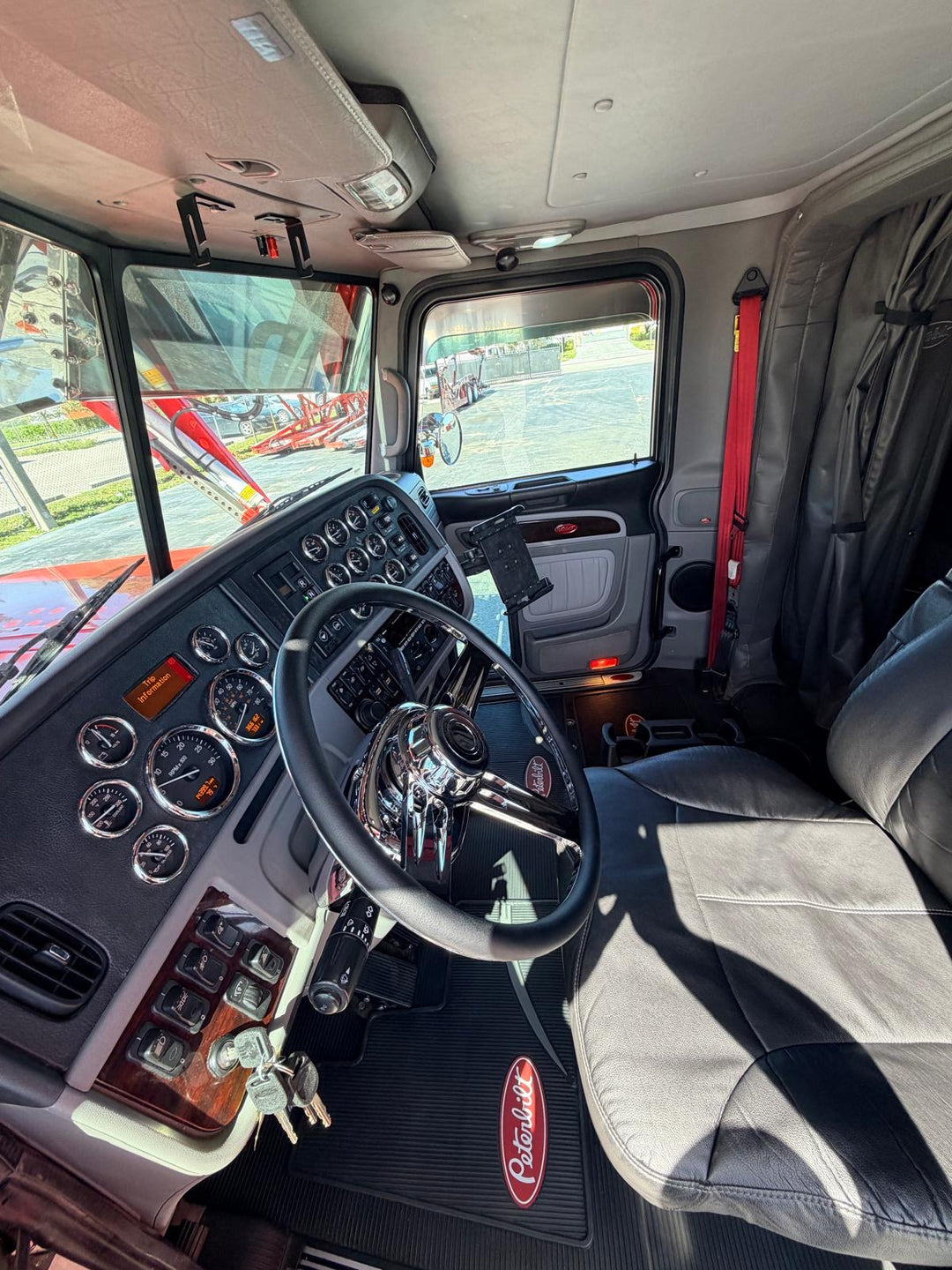 2022 Peterbilt 389 w/a 2020 Cottrell LSFA 80’