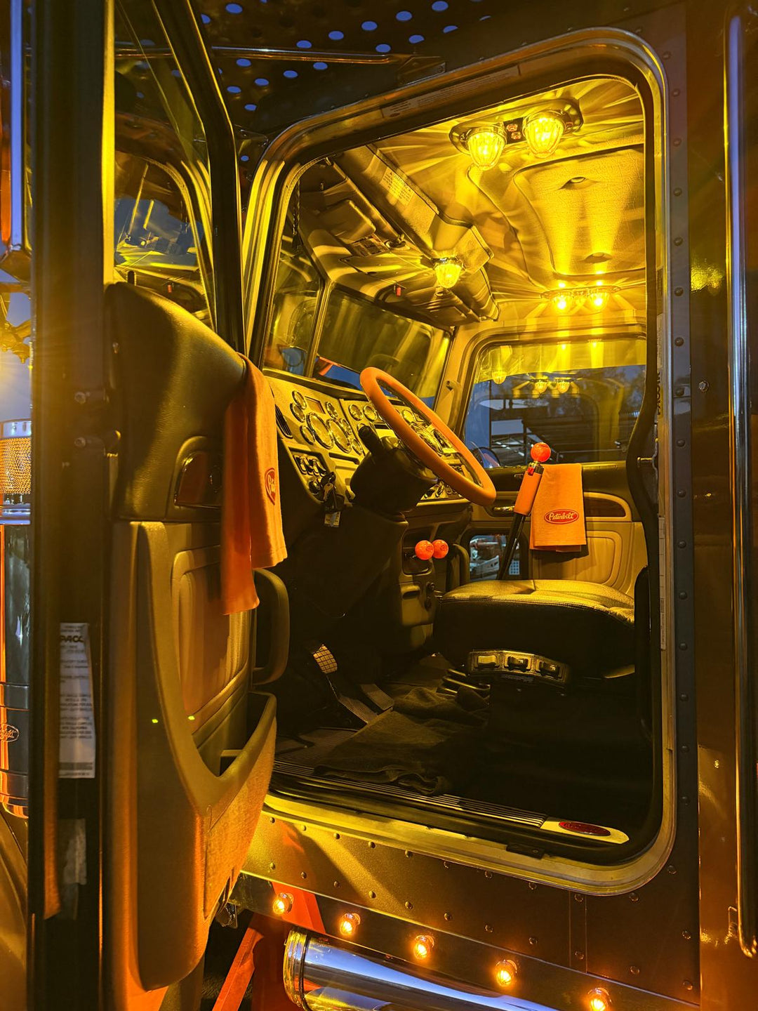 2020 Peterbilt 389 w/a 2021 Cottrell LSFA 80”