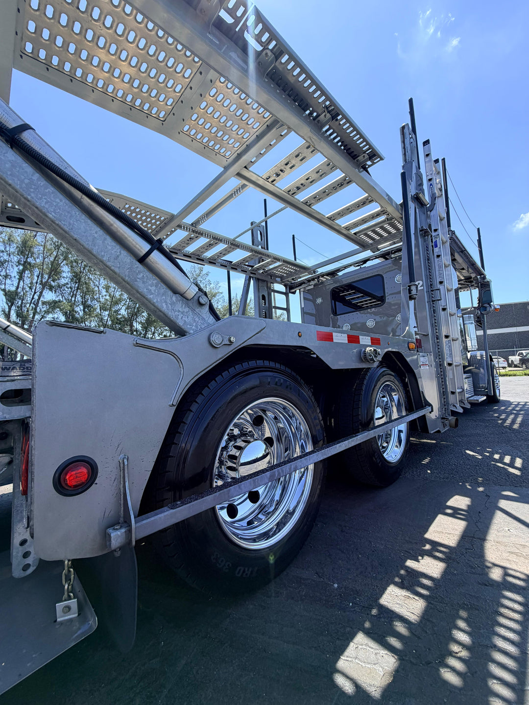 2024 Peterbilt 389 w/a 2023 Lohr G20