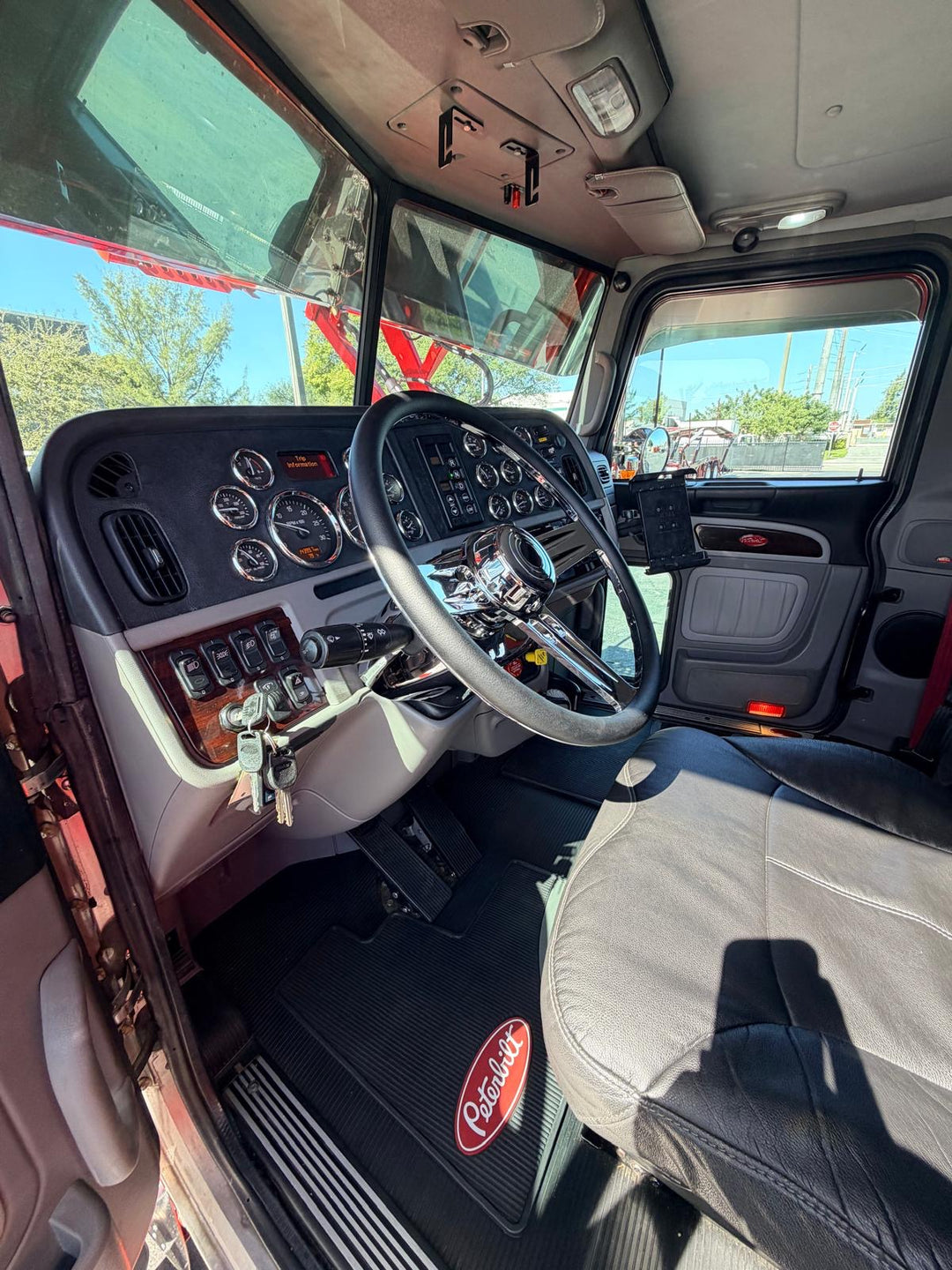 2022 Peterbilt 389 w/a 2020 Cottrell LSFA 80’