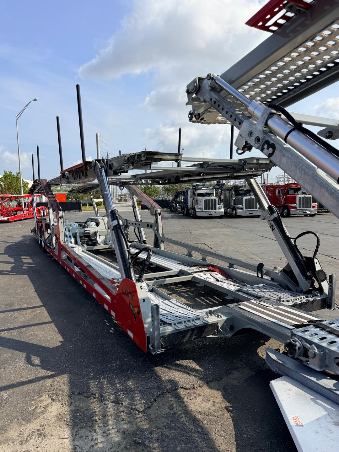 2024 Peterbilt 389 w/a 2023 Lohr G20