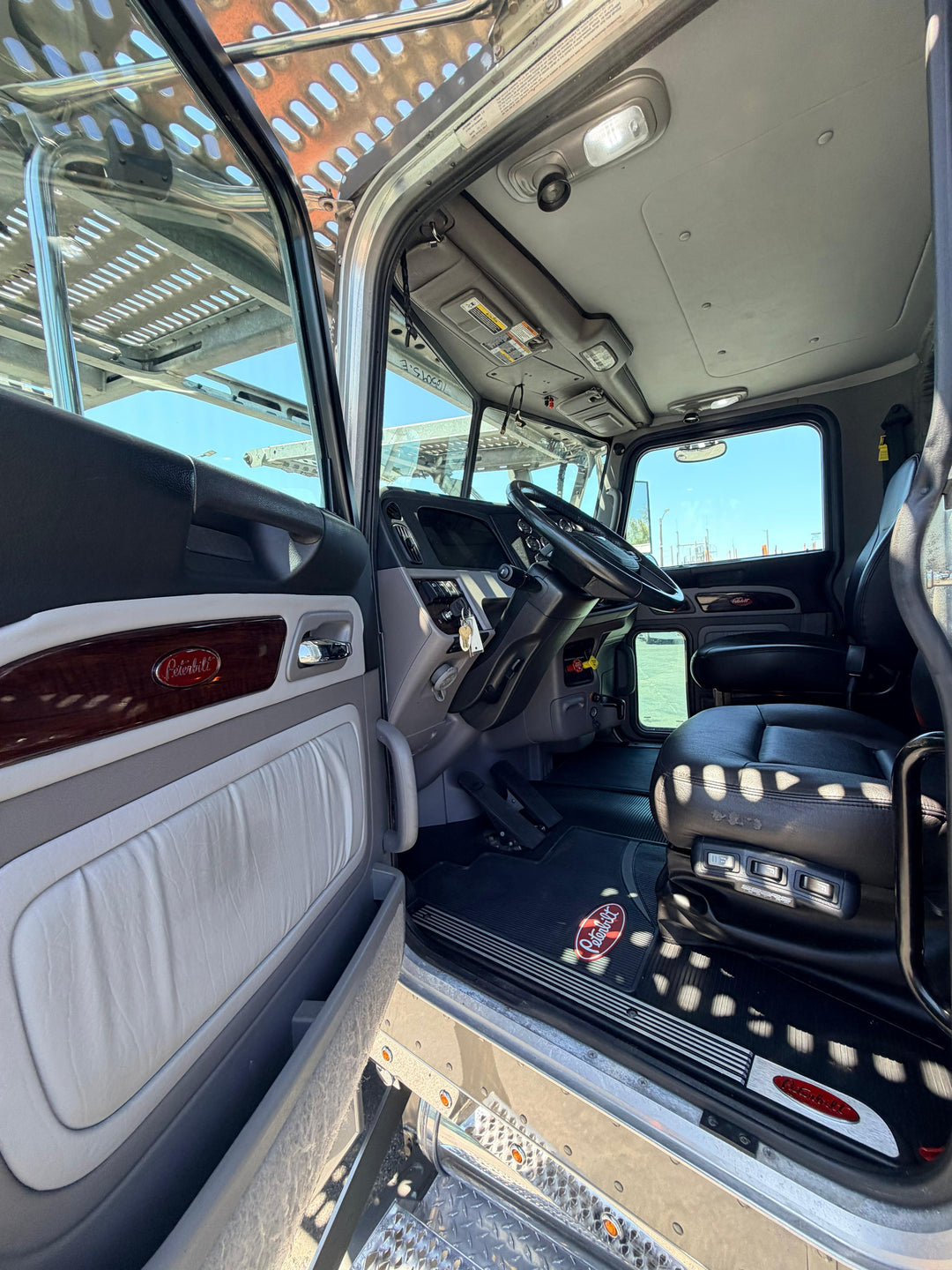2024 Peterbilt 389 w/a 2023 Lohr G20