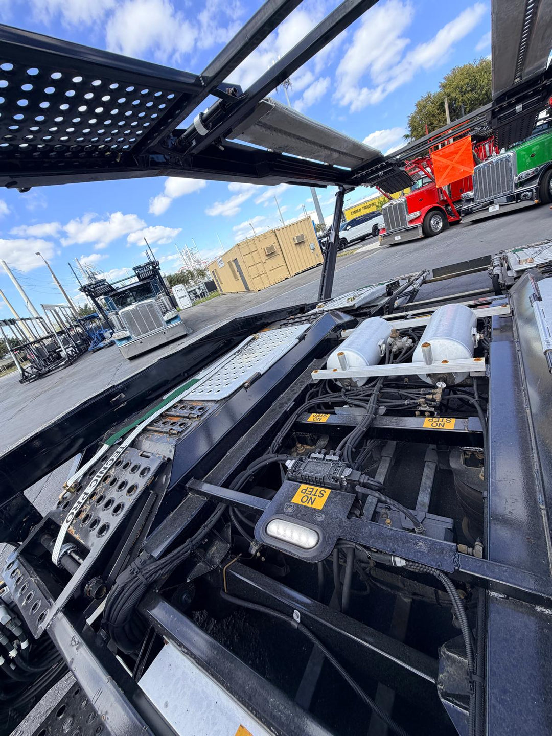 2021 Peterbilt 389 (ChopTop) w/a 2023 Cottrell LSFA 80”