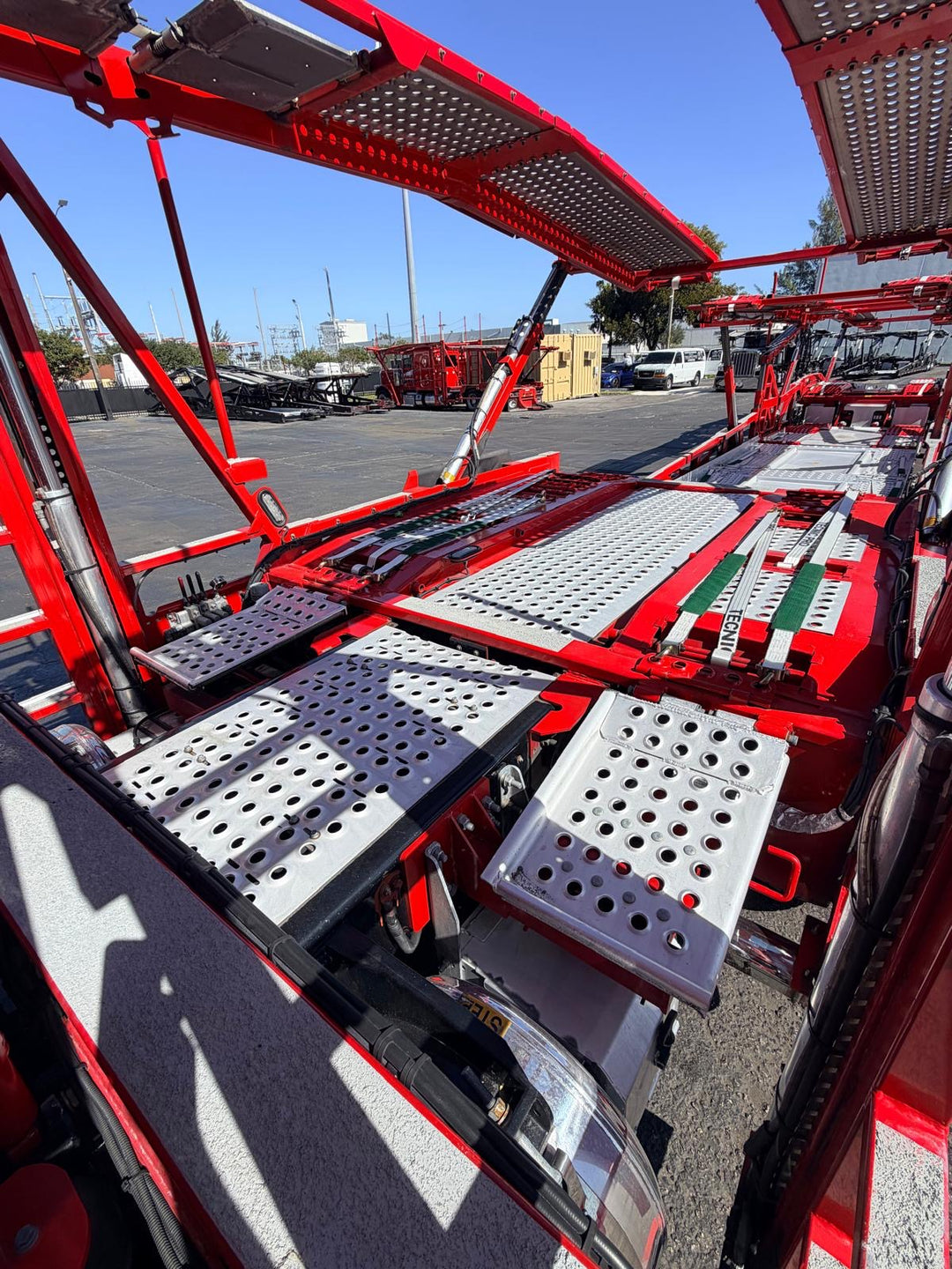 2022 Peterbilt 389 w/a 2020 Cottrell LSFA 80’