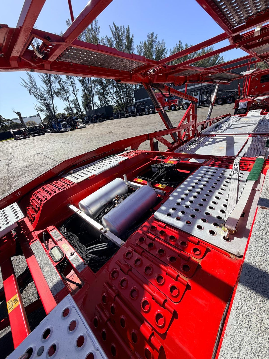 2022 Peterbilt 389 w/a 2020 Cottrell LSFA 80’