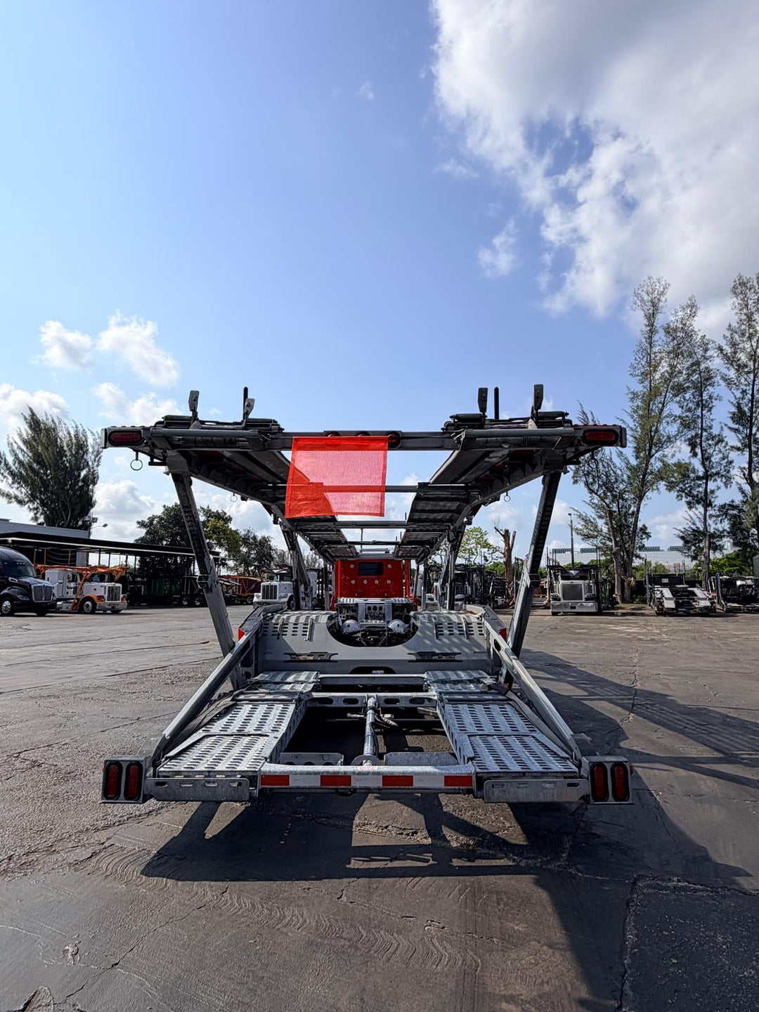 2024 Peterbilt 389 w/a 2023 Lohr G20