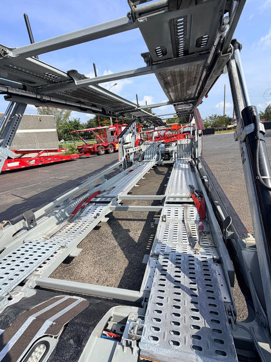 2024 Peterbilt 389 w/a 2023 Lohr G20