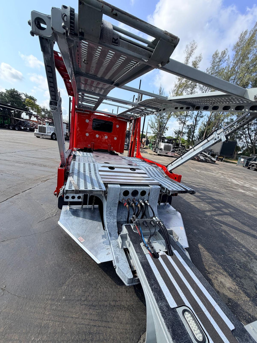 2024 Peterbilt 389 w/a 2023 Lohr G20