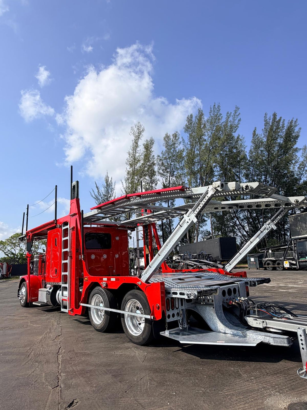 2024 Peterbilt 389 w/a 2023 Lohr G20