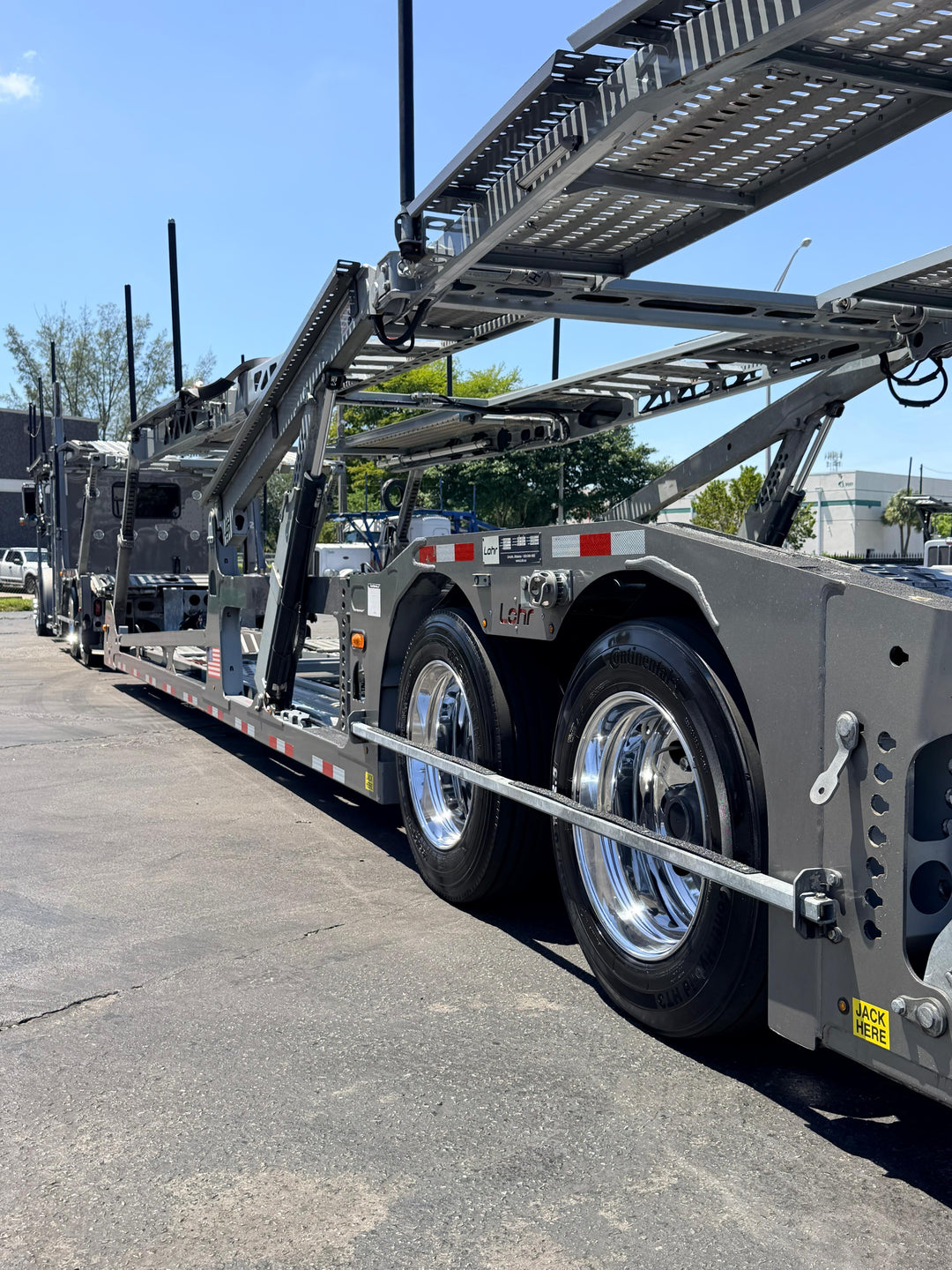 2024 Peterbilt 389 w/a 2023 Lohr G20