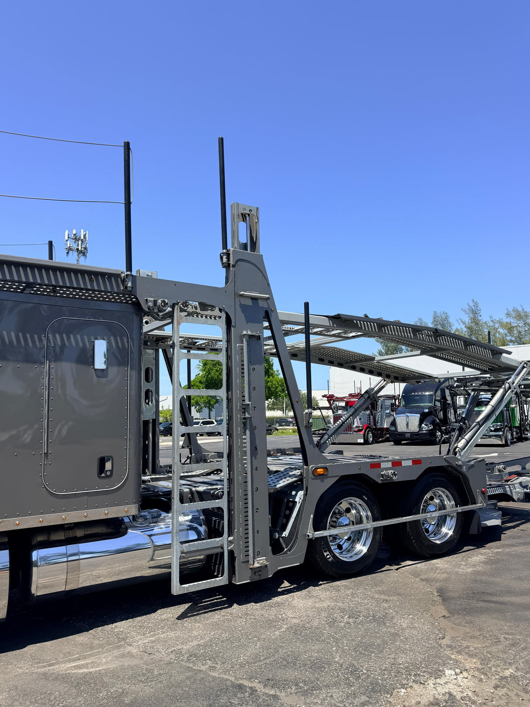 2024 Peterbilt 389 w/a 2023 Lohr G20