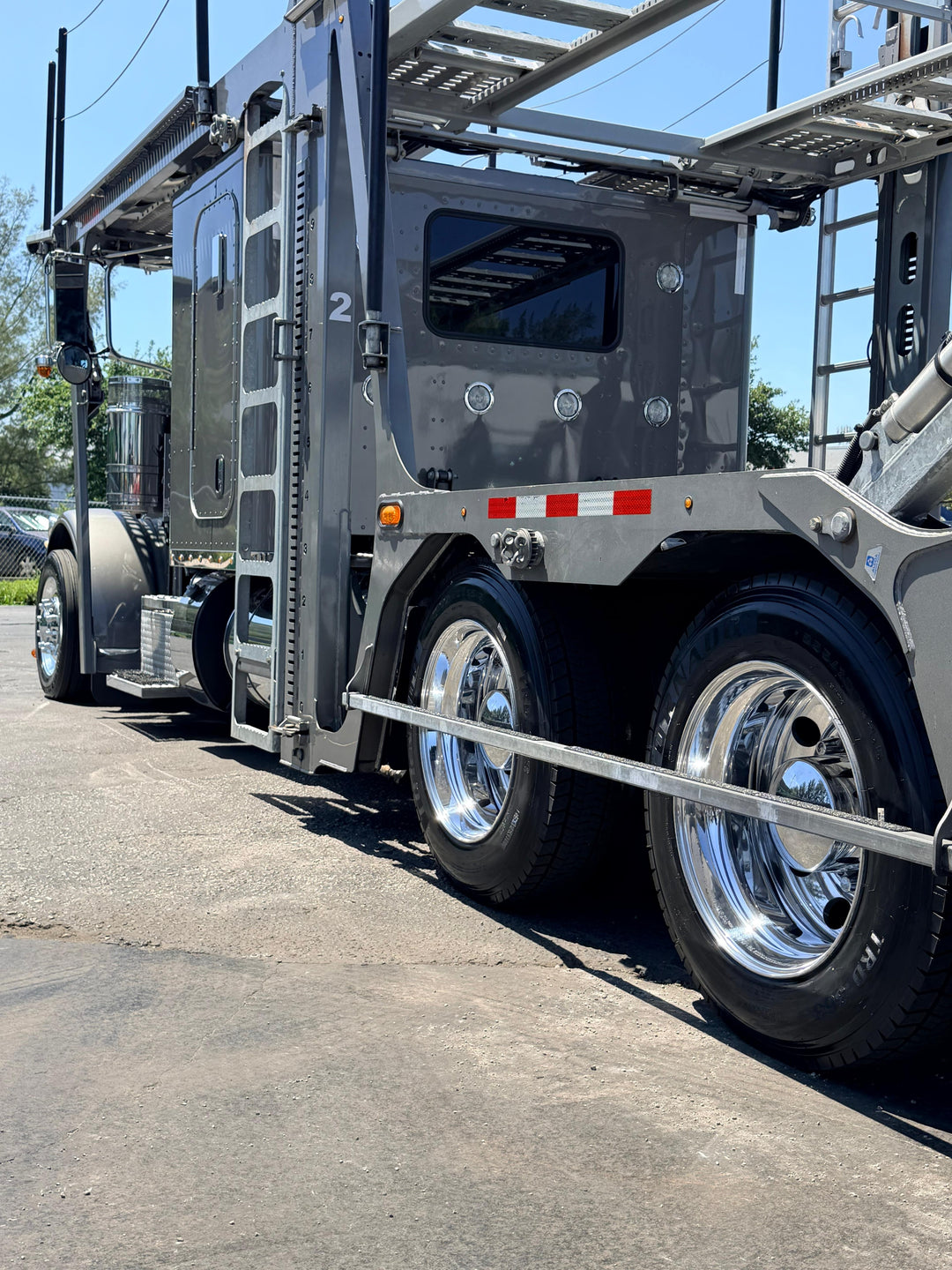 2024 Peterbilt 389 w/a 2023 Lohr G20