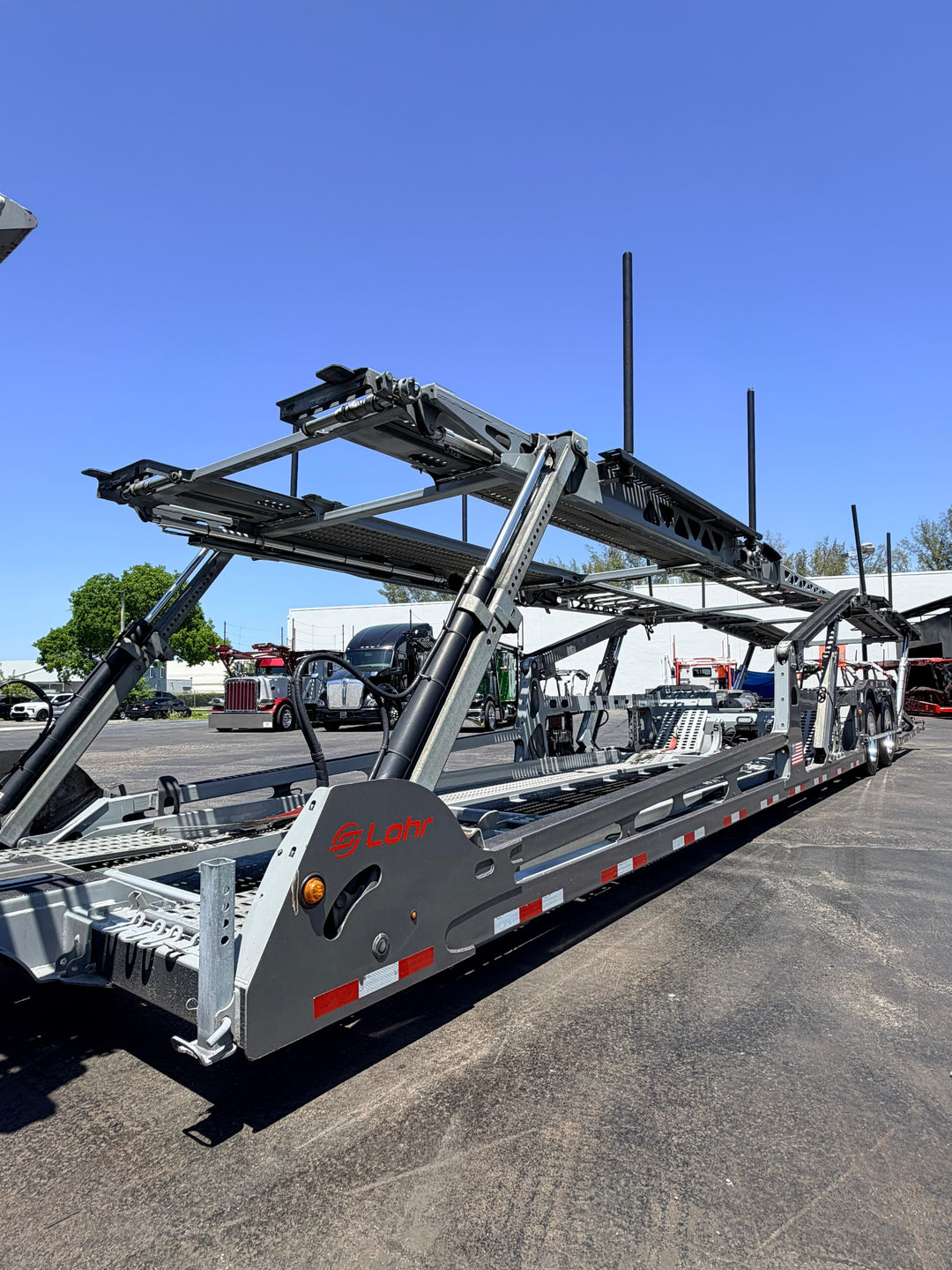 2024 Peterbilt 389 w/a 2023 Lohr G20